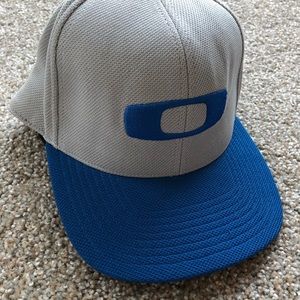 Oakley snap back hat